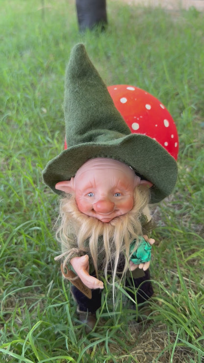 Duende artesanal articulado, figura de duende del bosque, muñeco artesanal coleccionable. Mide aproximadamente 25 cm.