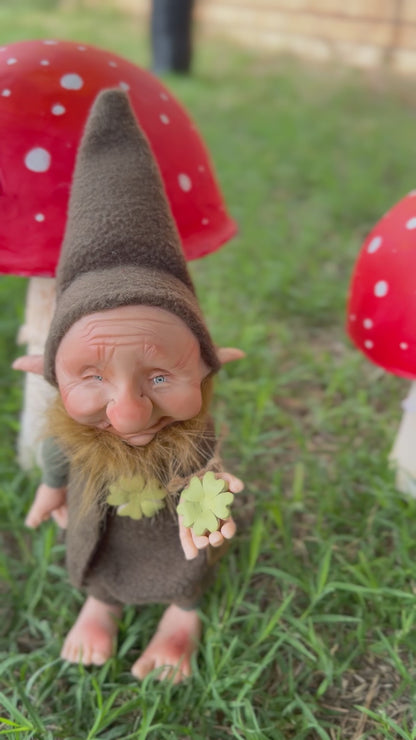 Duende de la buena suerte y fortuna, leprechaun del bosque mágico. Duende artesanal articulado, figura de duende del bosque, muñeco artesanal coleccionable. Mide aproximadamente 25 cm.