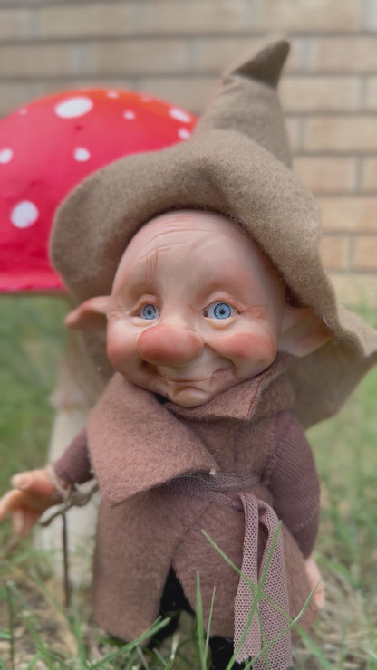 Duende artesanal articulado, figura de duende del bosque, muñeco artesanal coleccionable. Mide aproximadamente 25 cm.