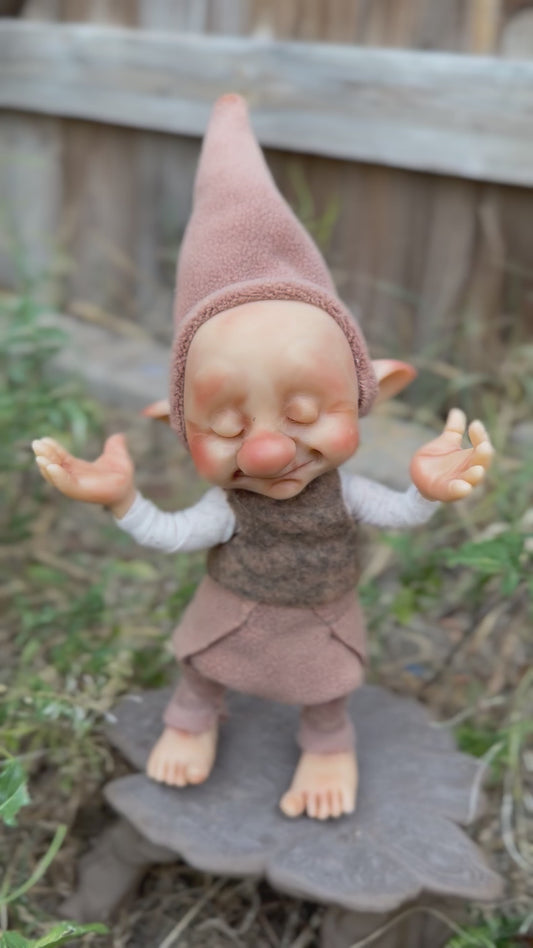 Duende artesanal articulado, figura de duende del bosque en meditación, nos enseña a conectar con los elementos y la naturaleza, muñeco artesanal coleccionable.