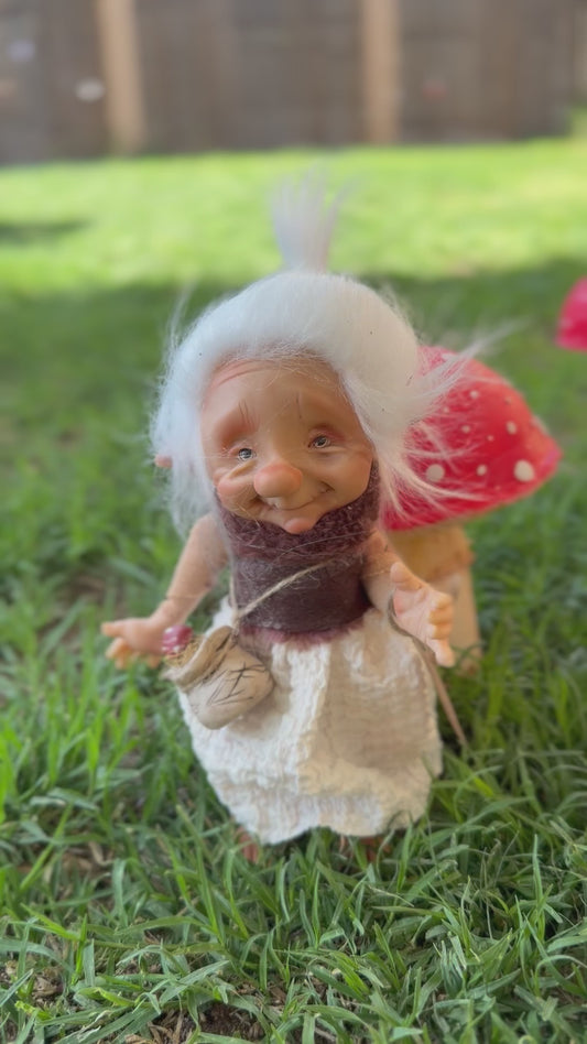Duendecita Anciana del Bosque | Guardiana de Sabiduría y Calma. Abuela protectora 1